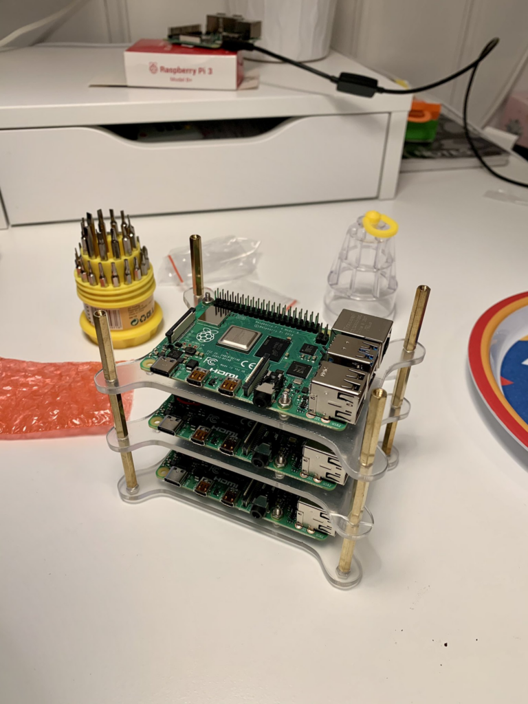 Assembling Raspberry Pi 4 Cluster